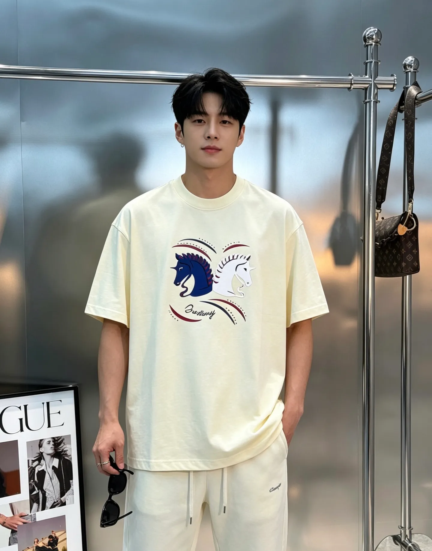 ⚜️Burberry T ❤️ 26s . Same Style！ + ， ! .280g ， Breathable， OK。 ， ， 。 Versatile， ! ！ ：Cream White.Black. .Sizes：S-3XL ❗️（175/145 L）